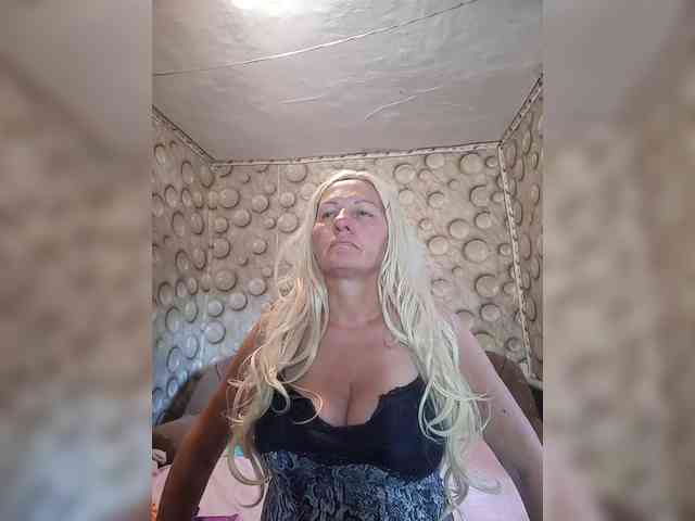 FameLara webcam