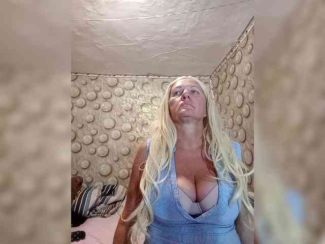 FameLara webcam