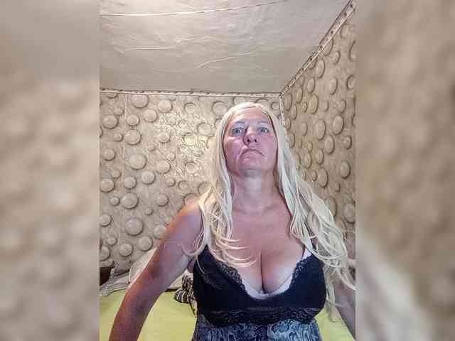 FameLara webcam