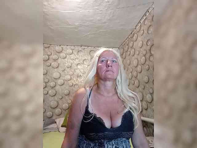 FameLara webcam