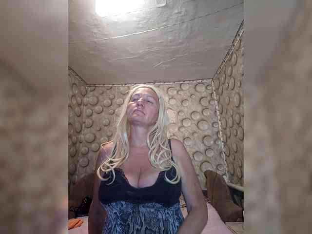 FameLara webcam