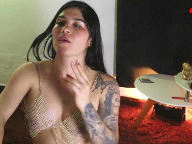 Yourtoybella live cam on BongaCams