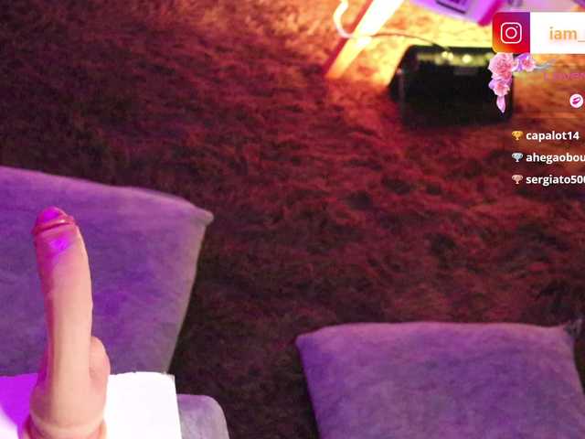 Yourtoybella live cam on BongaCams