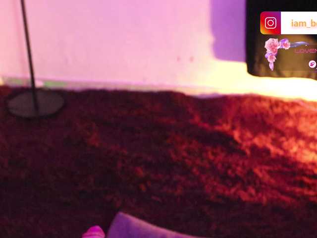 Yourtoybella live cam on BongaCams