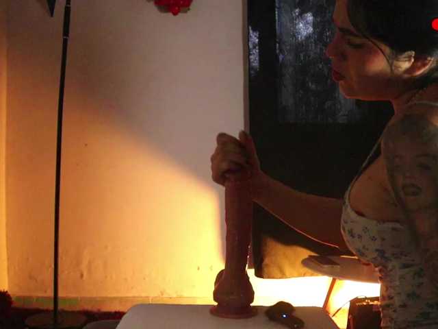 Yourtoybella live cam on BongaCams