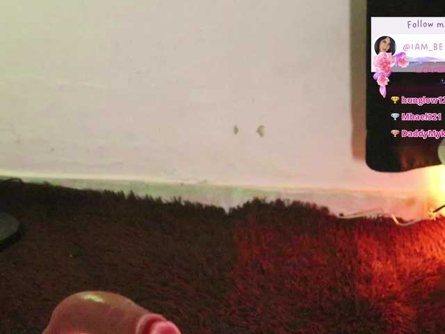 Yourtoybella live cam on BongaCams