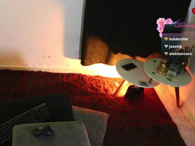 Yourtoybella live cam on BongaCams