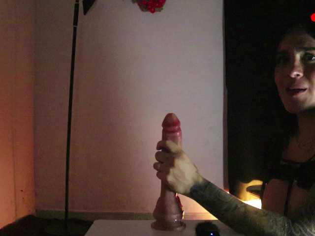 Yourtoybella live cam on BongaCams