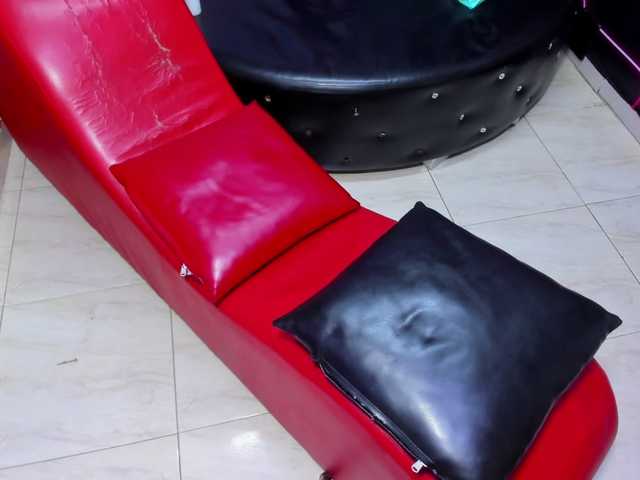 jessi-and-boy live cam on BongaCams