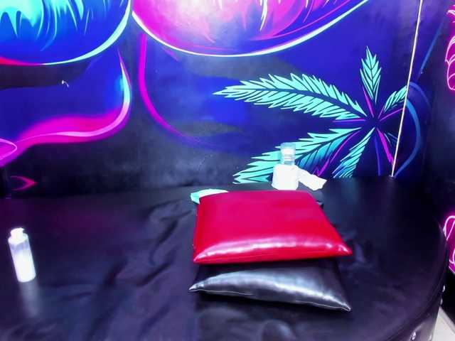 jessi-and-boy live cam on BongaCams