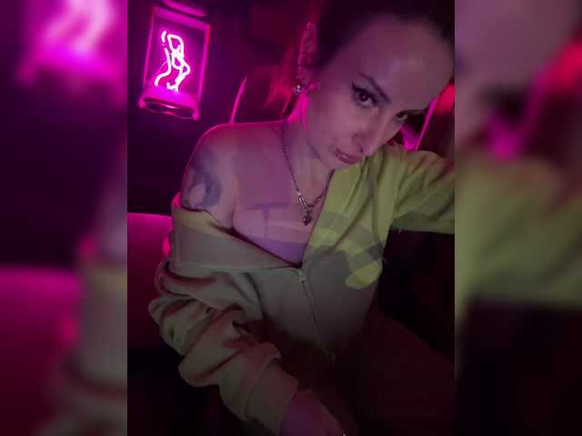 le modèle _AnnaMaria_ est en webcam porno dans un show sur le site bongacams, il possède les tags suivants: White/Caucasian,Brunette,Shaved