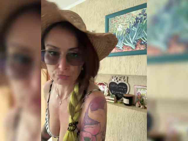Este modelo está ao vivo agora. -AnnaMaria-