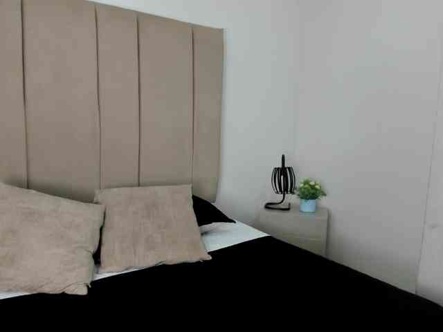 Samantha-Clea webcam