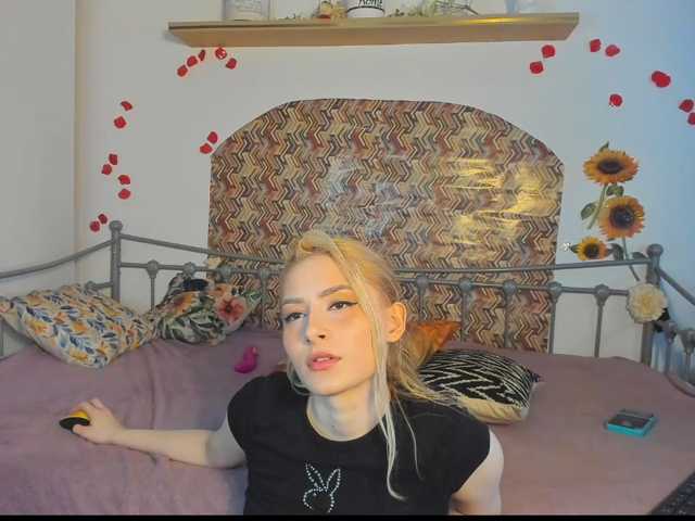 lizzyjordans live cam preview