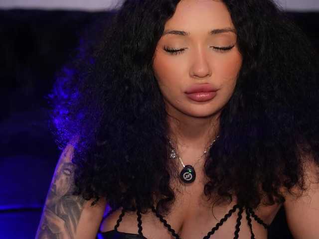 Moan4u live cam on BongaCams