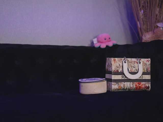 Moan4u live cam on BongaCams