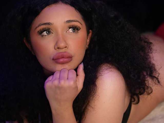 Moan4u live cam on BongaCams