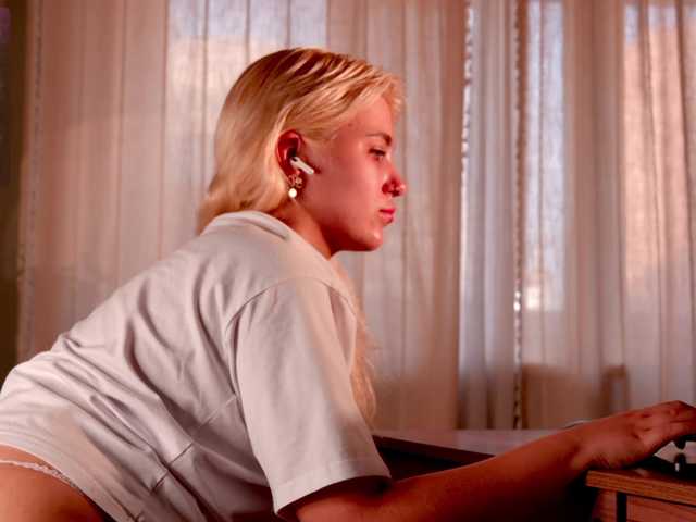 Peach--Alice live cam on BongaCams