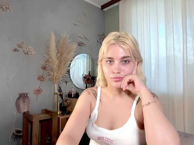 Peach--Alice live cam on BongaCams