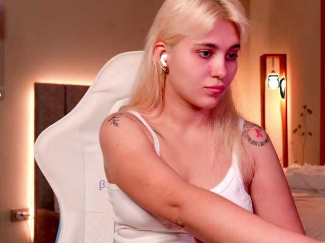 Peach--Alice live cam on BongaCams