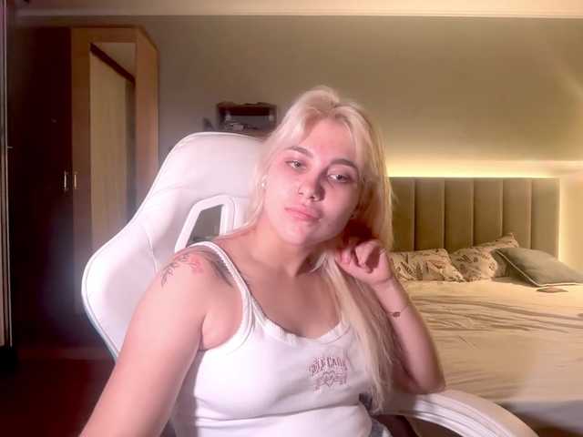Peach--Alice live cam on BongaCams