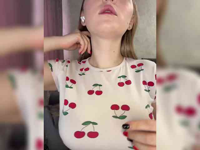 Эта модель сейчас онлайн. Peach--Alice