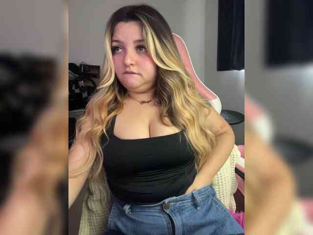 SweetPaige webcam