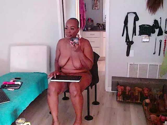 QueenAnitaDix live cam on BongaCams