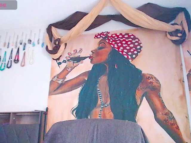 QueenAnitaDix live cam on BongaCams