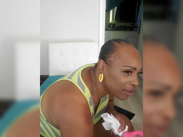 QueenAnitaDix live cam on BongaCams