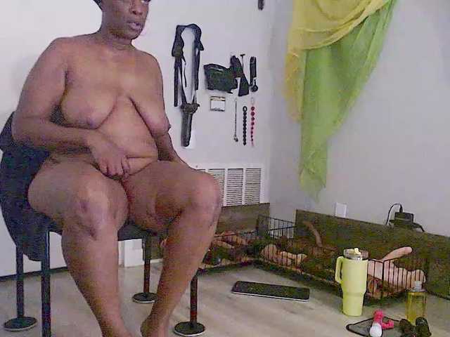 QueenAnitaDix live cam on BongaCams