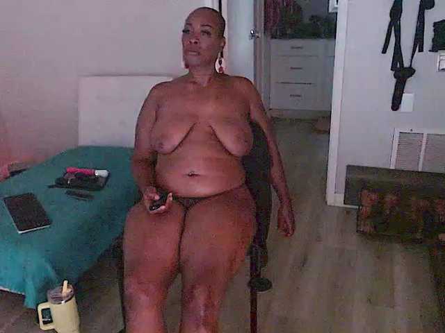 QueenAnitaDix live cam on BongaCams