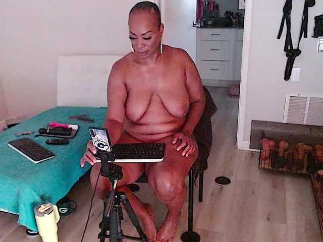 QueenAnitaDix live cam on BongaCams
