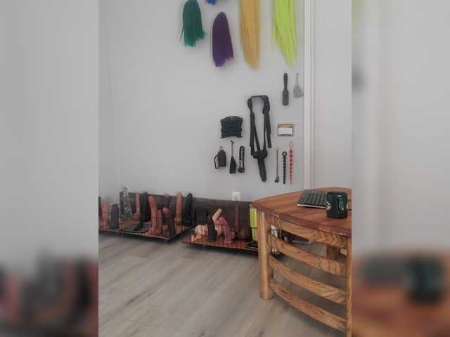 QueenAnitaDix, live now on BongaCams