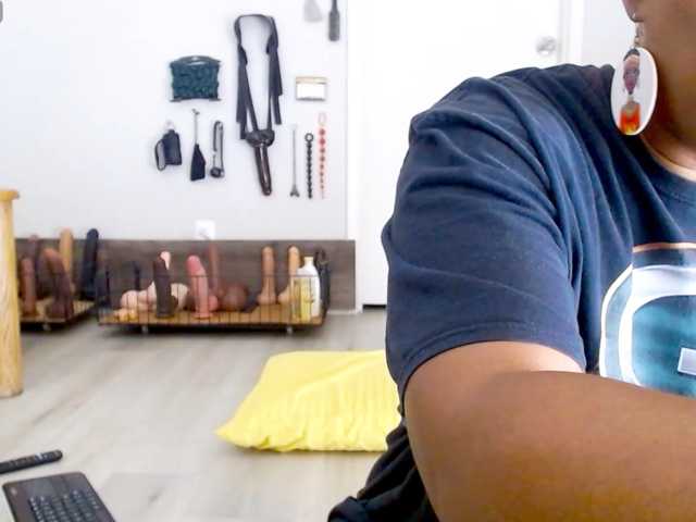 QueenAnitaDix live cam on BongaCams