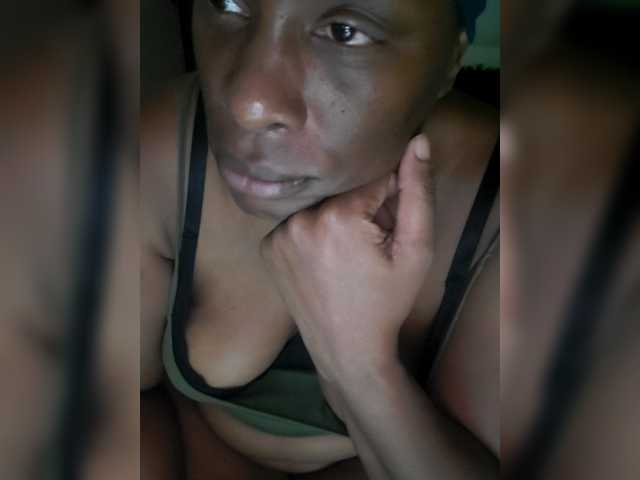 QueenAnitaDix live cam on BongaCams