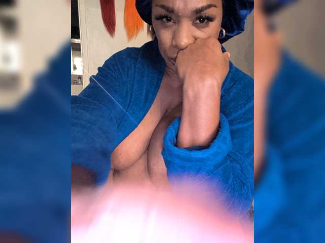 QueenAnitaDix live cam on BongaCams