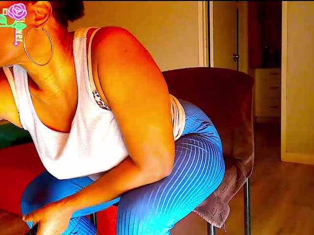le modèle QueenAnitaDix est en webcam porno dans un show sur le site bongacams, il possède les tags suivants: Ebony,Redhead,Hairy