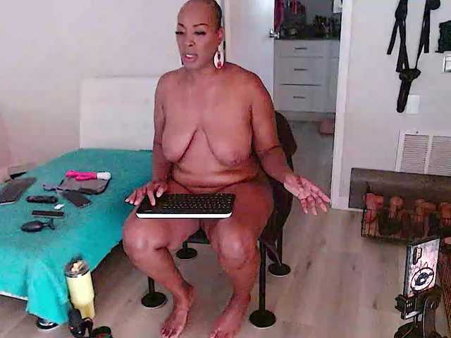 QueenAnitaDix live cam on BongaCams