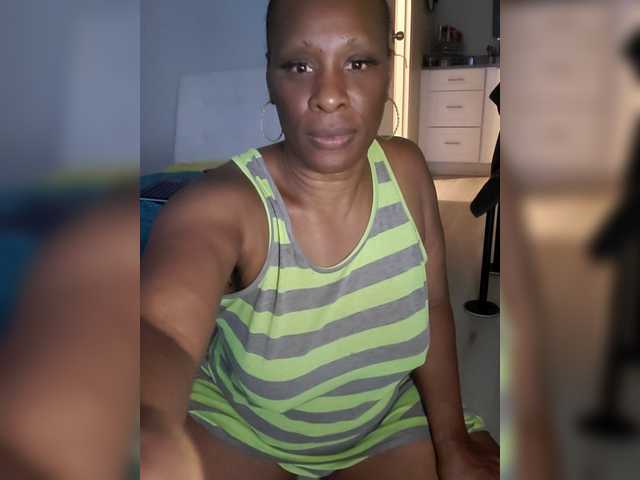 QueenAnitaDix live cam on BongaCams