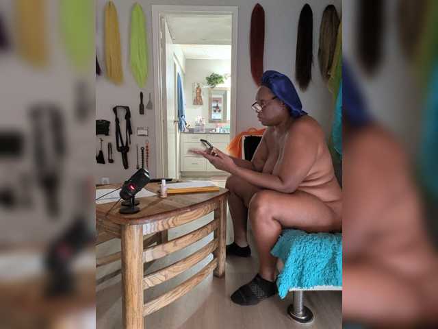 QueenAnitaDix live cam on BongaCams