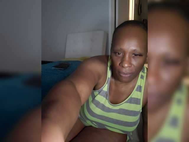 QueenAnitaDix live cam on BongaCams