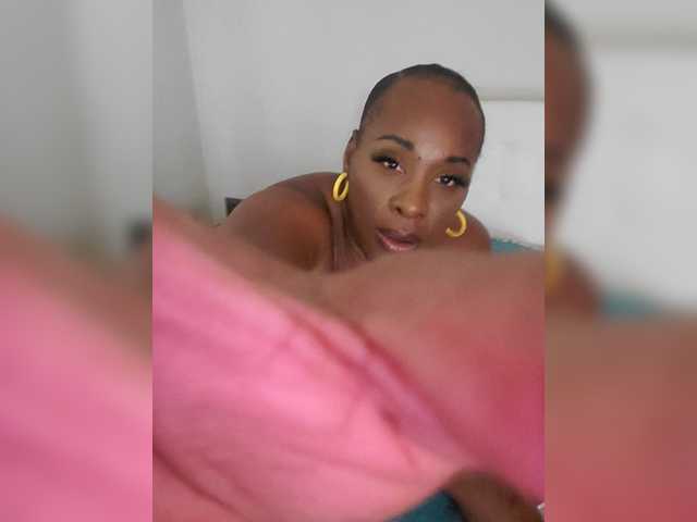 QueenAnitaDix live cam on BongaCams