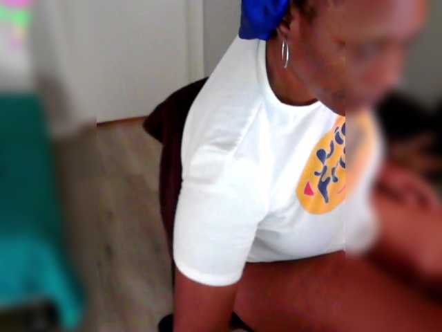 QueenAnitaDix live cam on BongaCams