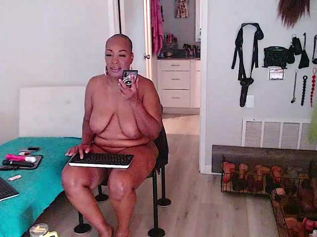 QueenAnitaDix live cam on BongaCams