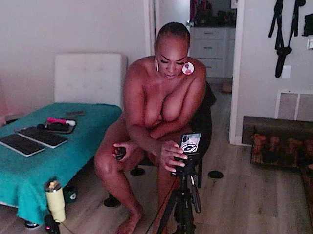 QueenAnitaDix live cam on BongaCams