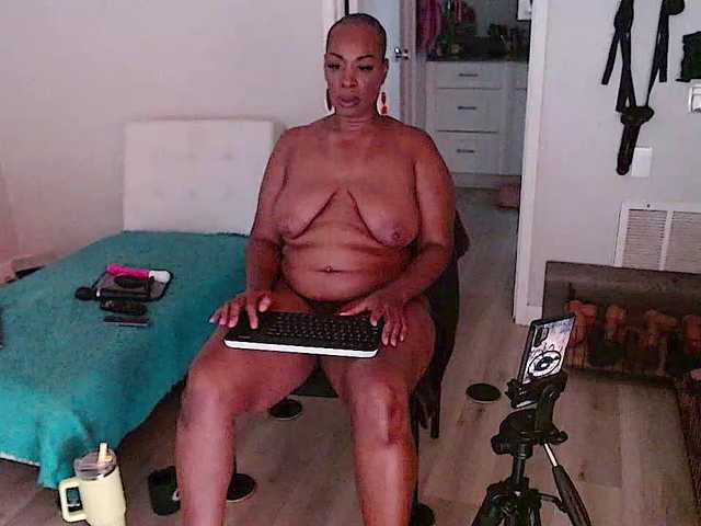 QueenAnitaDix live cam on BongaCams
