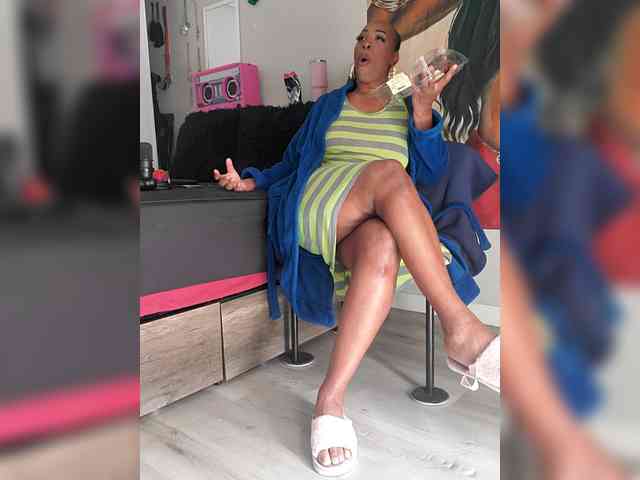QueenAnitaDix webcam