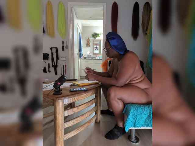 Model: Queenanitadix