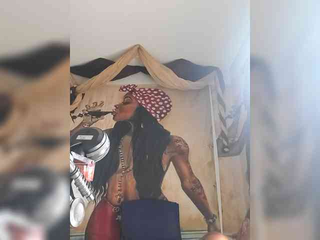 QueenAnitaDix webcam